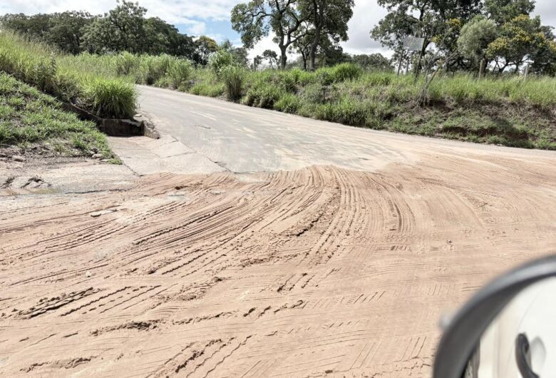 Moradores denunciam acúmulo de terra e areia em avenida após fortes chuvas