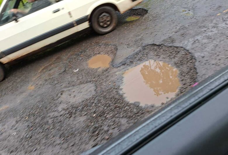 Moradores cobram duplicação e recapeamento em acesso a bairros da região do Samambaia