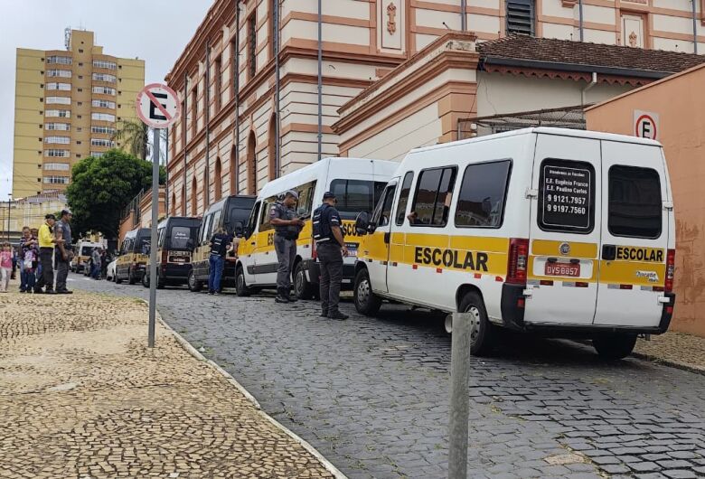 Fiscalização em vans escolares é realizada em frente a escolas na manhã desta quarta-feira