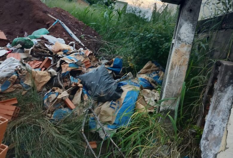 Terreno abandonado gera insegurança e transtornos a moradores na Vila Costa do Sol