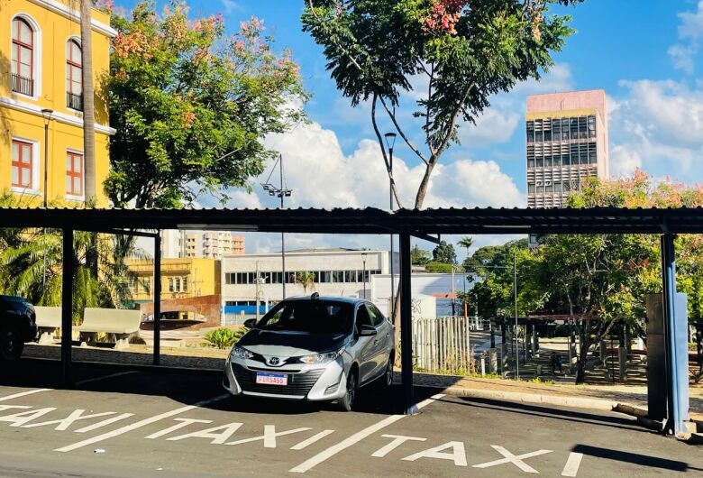 Prefeitura de São Carlos abre prazo para renovação anual de alvará de táxis