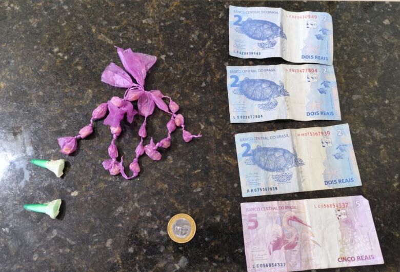 Jovem é detido por tráfico de drogas após tentar fugir da PM no Jacobucci