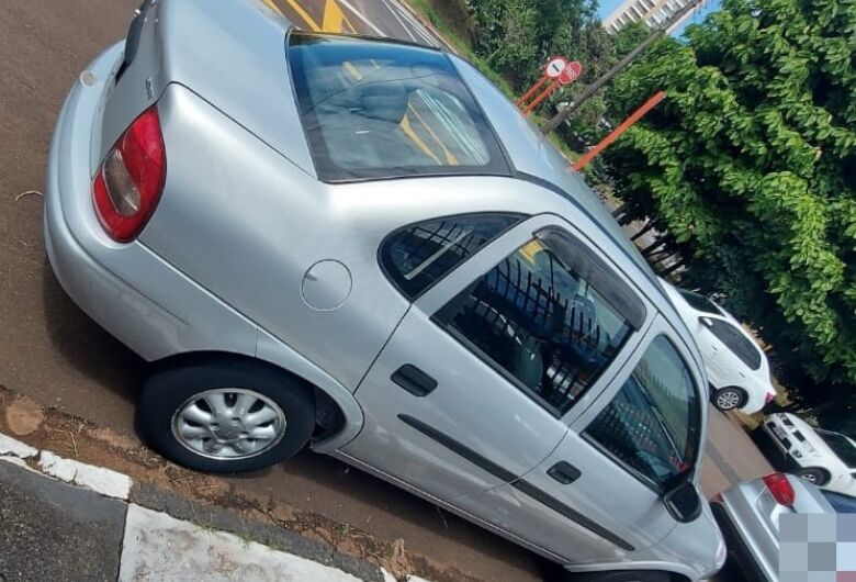 Corsa sedã é furtado no Centro; proprietário pede ajuda da população