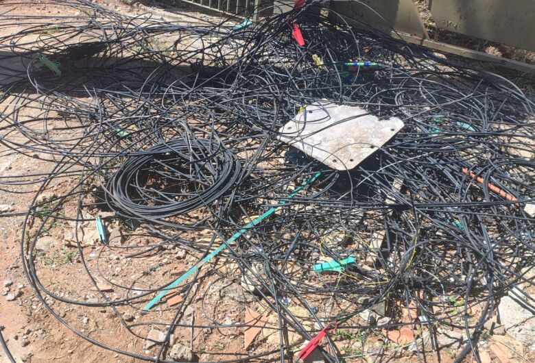 Moradores denunciam descarte irregular de fios de internet no Douradinho