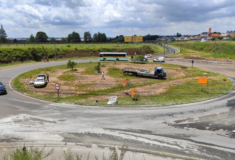 Caminhão derruba carga de cimento na rotatória do Santa Felícia e causa congestionamento