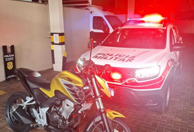 PM apreende moto furtada de São Carlos e prende homem em Araraquara
