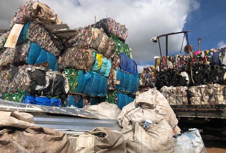 Operação conjunta vistoria depósitos de sucata e interdita dois estabelecimentos em São Carlos