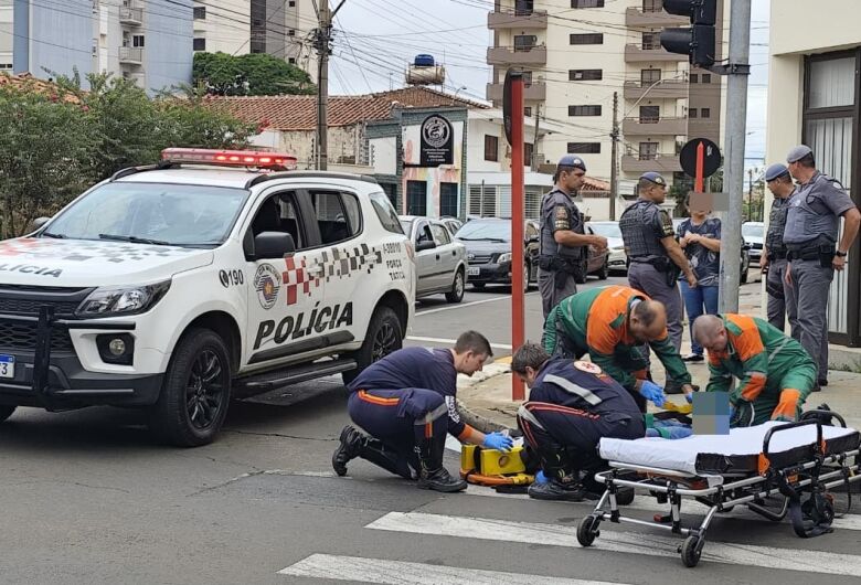 Colisão entre motocicletas deixa motoboy ferido no Centro