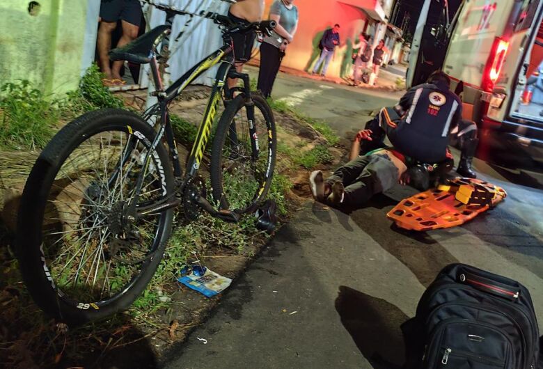 Ciclista fica ferido após colisão com ônibus em cruzamento na Vila Brasília