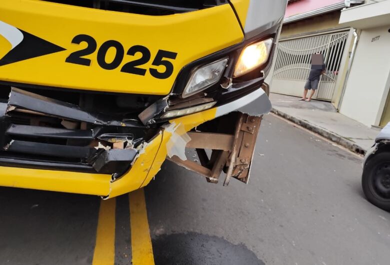 Passageiro de aplicativo fica ferido após colisão com ônibus