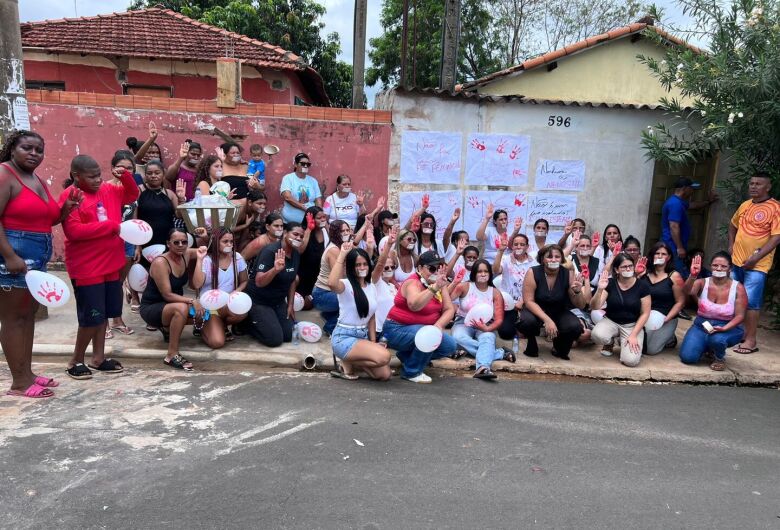 Dor e revolta: cidade vai às ruas após feminicídio