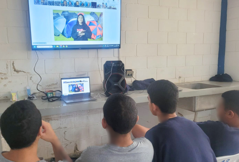 Adolescentes da Fundação CASA de São Carlos participam de visita virtual à Pinacoteca com foco na música brasileira
