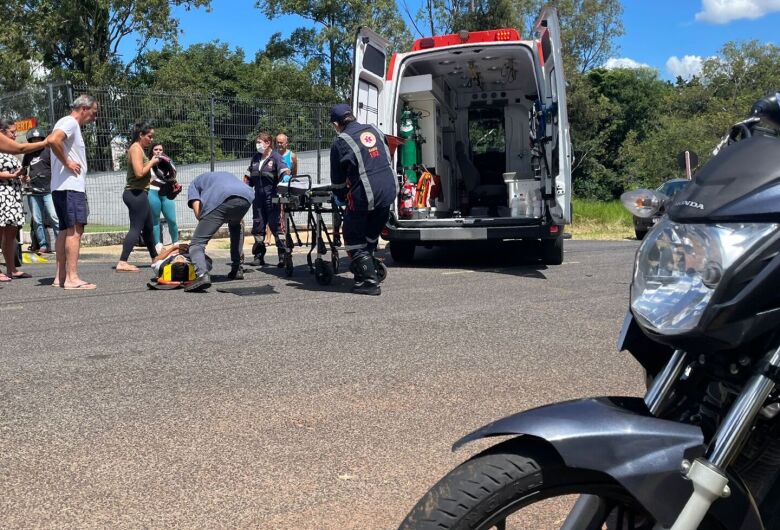 Motociclista fica ferido após colisão na região do Shopping Passeio São Carlos