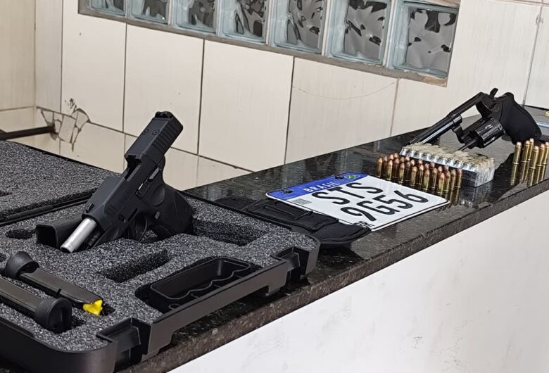 Força Tática prende homem procurado pela Justiça e apreende armas em apartamento no Jockey Club