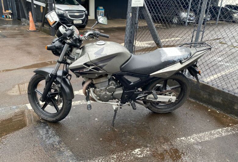 Jovem é flagrado conduzindo moto furtada no Santa Angelina 