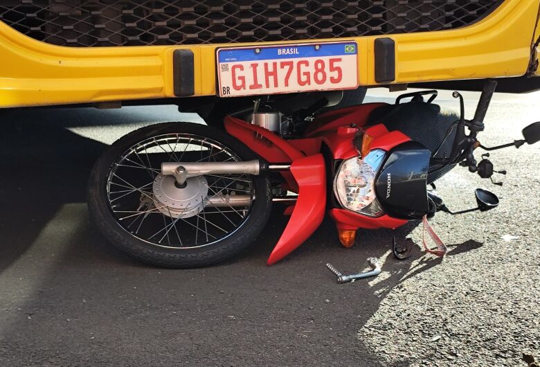 Motociclista fica ferido após colisão com ônibus na região da Praça da Estação