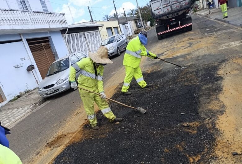 Prefeitura realiza reparos no asfalto e atende moradores do bairro Popular