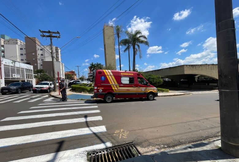 Motociclista fica ferido após colisão com carro em cruzamento próximo à rodoviária