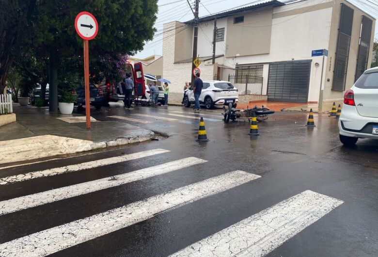Motociclista fica ferida após colisão com carro no Centro de São Carlos