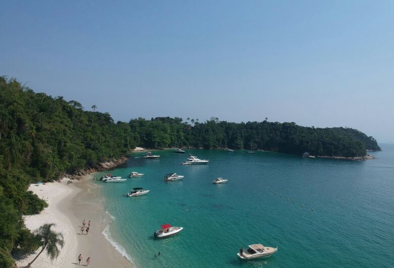 Praia com água quente no Brasil chama atenção e pode ser aproveitada até no frio
