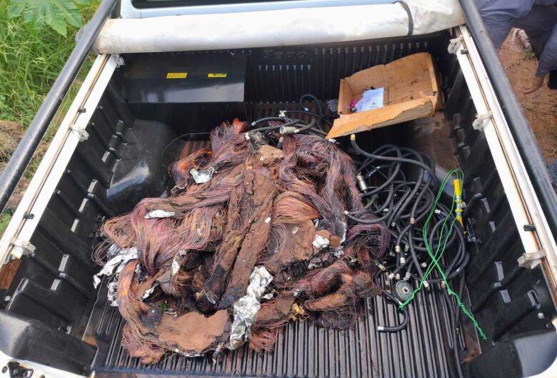 Dupla é flagrada queimando 50 quilos de cobre no São Carlos 8