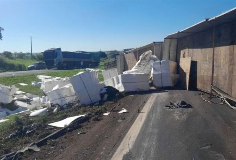 Carreta tomba após ser fechada por caminhão na SP-310