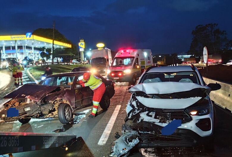 Carro sem motorista invade rodovia Washington Luís e causa acidente 