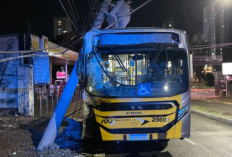 Ônibus colide contra poste na Avenida São Carlos e deixa dois feridos leves