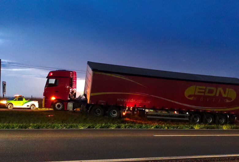 Caminhão é fechado, invade canteiro central e interdita faixa da SP-310 em Ibaté
