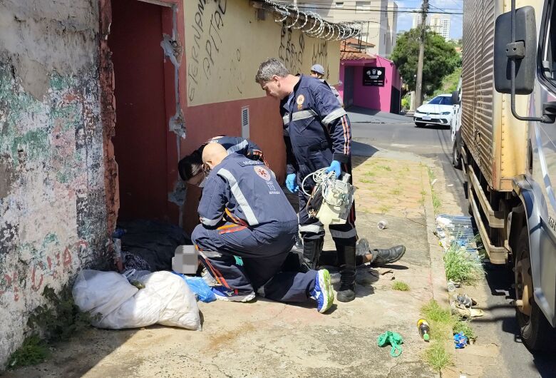 Morador em situação de rua é encontrado morto em calçada no Vila Costa do Sol