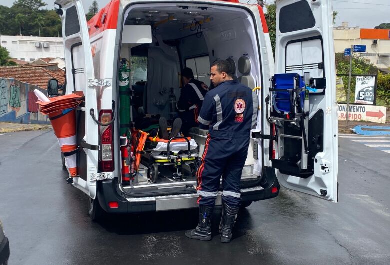 Motociclista sofre queda na Rua Santa Cruz com a Avenida 9 de Julho em São Carlos