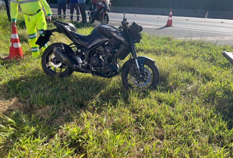 Motociclista sofre queda após passar por pedriscos na SP-318