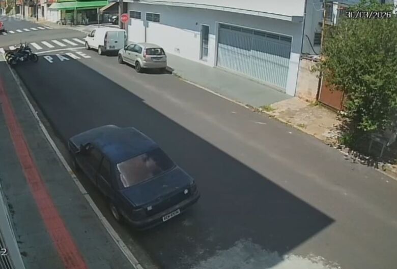 Câmera flagra dupla furtando Monza na Vila Prado