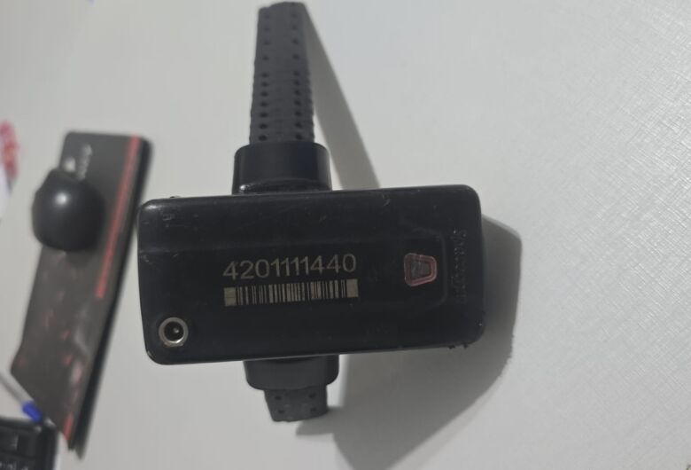 Polícia Militar localiza tornozeleira eletrônica rompida em praça