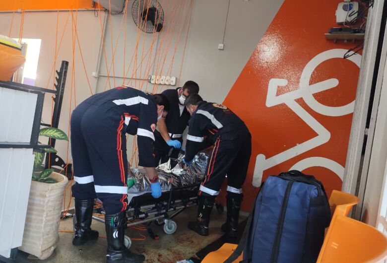 Homem de 54 anos é atacado com golpes de facão dentro de academia no bairro Jardim Hikare