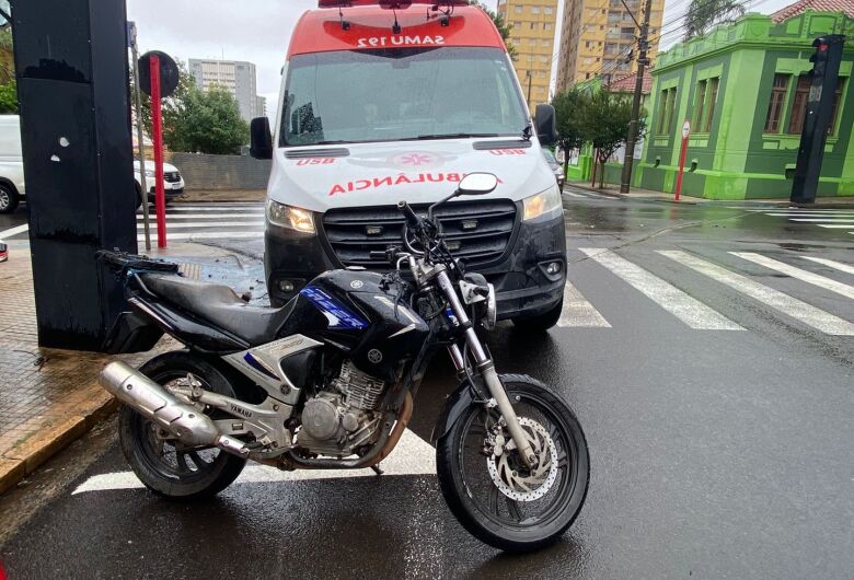 Motociclista fratura o braço após queda e atropelamento na região central