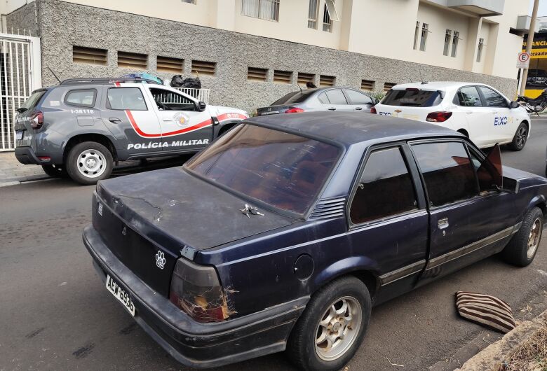 Dupla furta carro e, minutos depois, leva motocicleta no Centro de São Carlos
