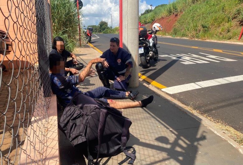 Motoboy fica levemente ferido após colisão lateral com carro na Avenida Tancredo de Almeida Neves