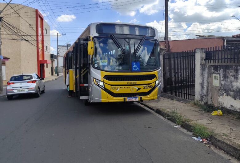 Colisão entre ônibus e carro é registrada na Vila Costa do Sol