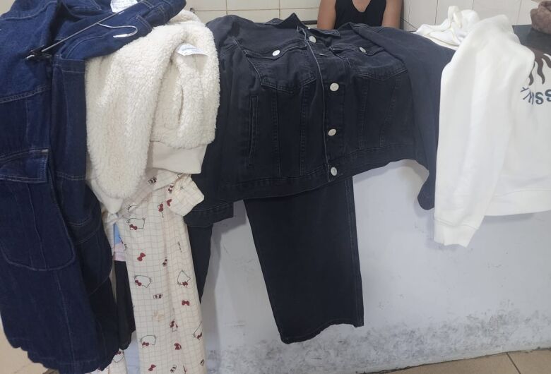 Homem é preso após furtar quase R$ 5 mil em roupas em shopping 