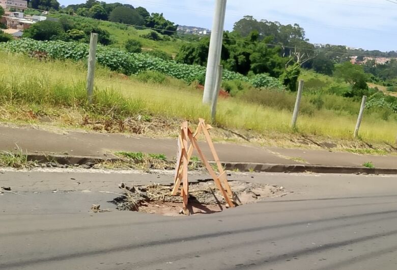 Motoristas denunciam buraco perigoso na Estrada Manoel Nunes