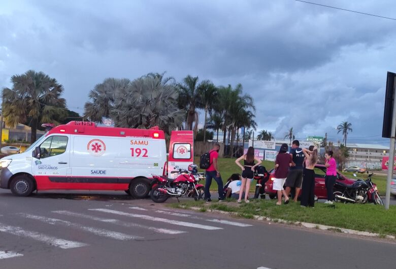 Colisão entre moto e carro deixa mulher ferida na Avenida Getúlio Vargas