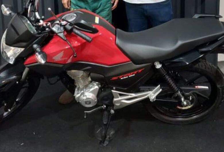 Moto CG 160 Start vermelha é furtada no Centro; proprietário pede ajuda