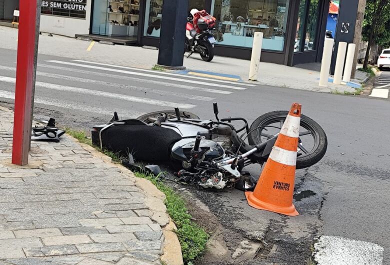 Motociclista se envolve em acidente no Centro de São Carlos