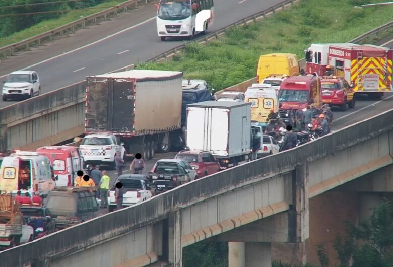 Funcionário de concessionária morre após carreta invadir área sinalizada na SP-308
