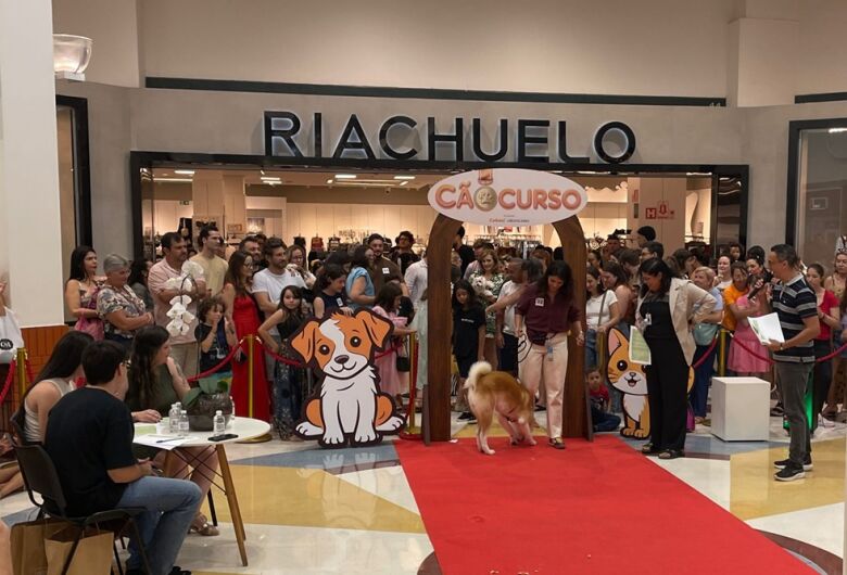 "Cão-curso" reúne pets e tutores em desfile no Shopping São Carlos