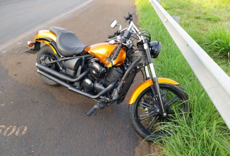 Motociclista morre após colisão com caminhão na SP-255