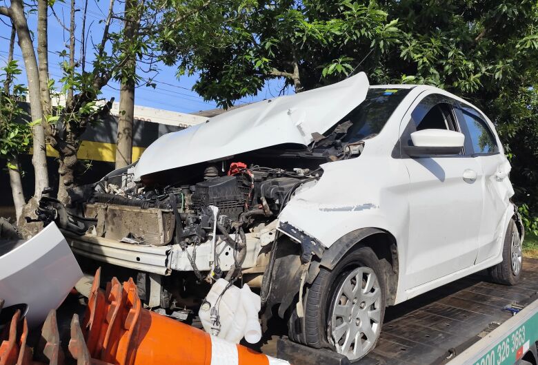 Motorista perde o controle e colide contra guard rail na Washington LuÃs
