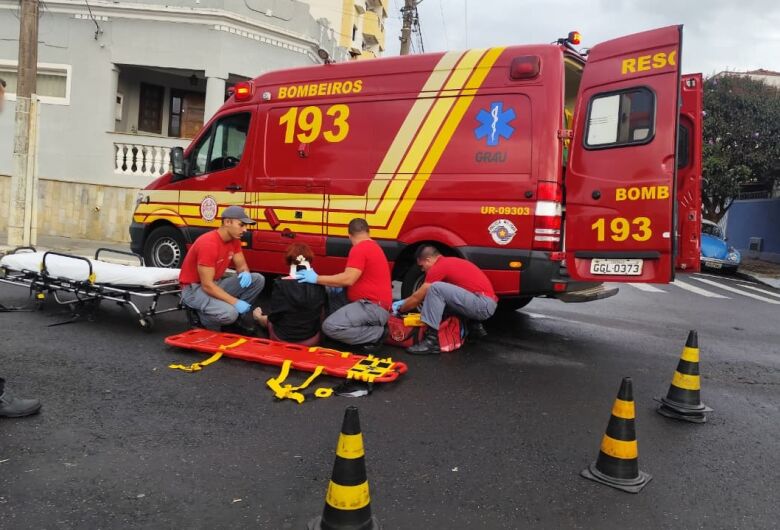 Queda de motociclista deixa mulher ferida na Rua Larga