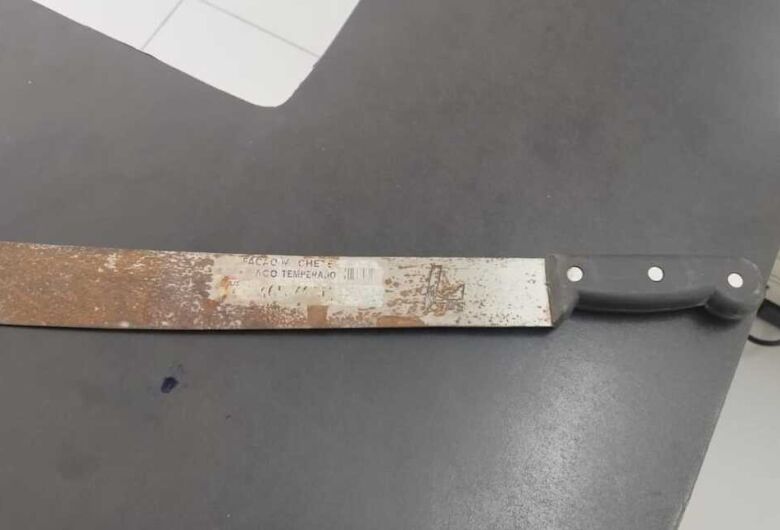 Funcionário ameaça colegas com facão em churrascaria na Washington LuÃs